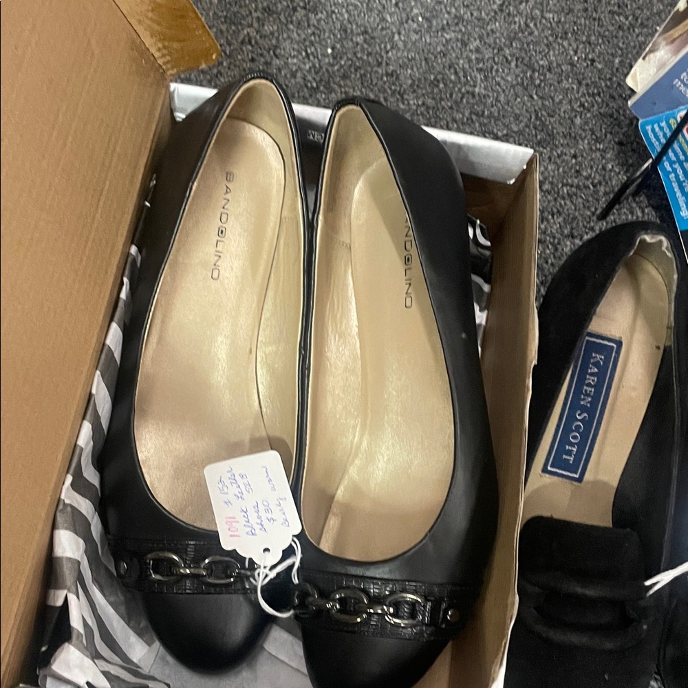 Bandolino Black Flats with Chain Accent - Picture 3 of 3